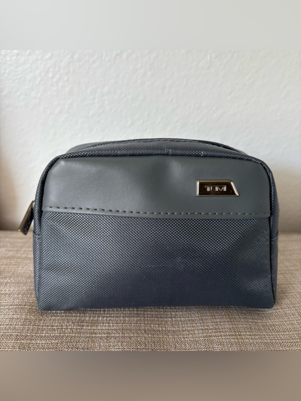 Tumi Small Zipper Travel Pouch Gray Vacation Dopp Kit Delta Airline Flights Prep